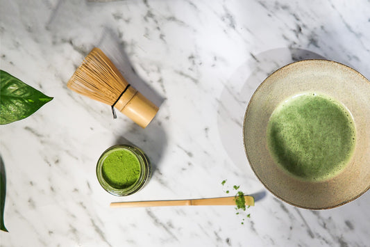 Matcha pulver, te og piskeris