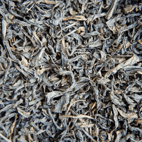nærbillede af blade til Vakkas oolong te i en mørk farve