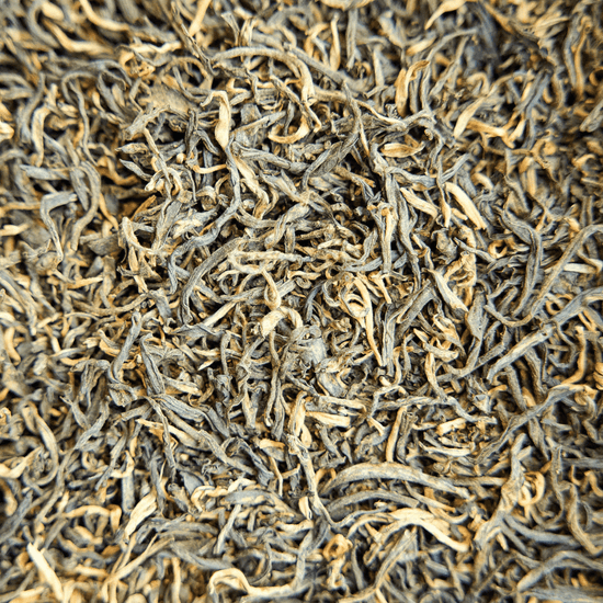 Nærbillede af bladene til sort te fra Vakka i en flot gylden farve
