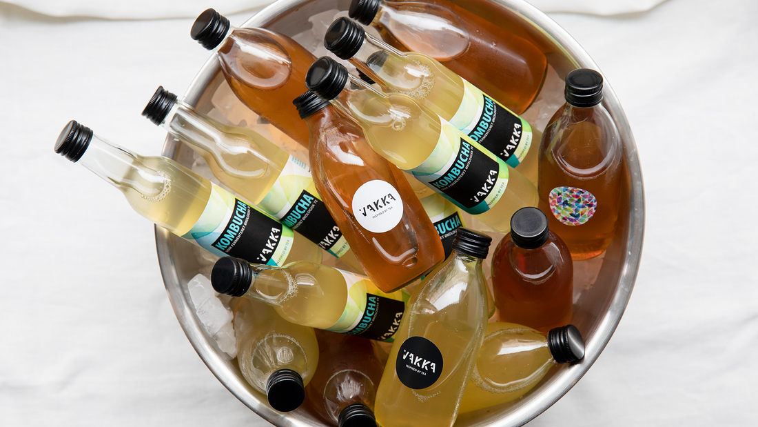 Kombucha flasker i en skål
